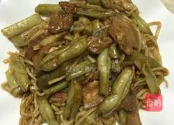 Illustration of how to make braised noodles with pork belly and beans 7