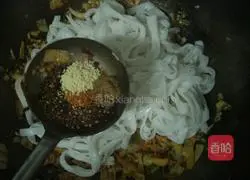 Illustration of how to make fried rice noodles with eggs 6