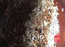 Illustration of how to make preserved meat clay pot rice 3