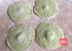 Illustration of how to make green rose rolls 7