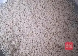 Illustration of how to make sweet potato glutinous rice porridge 1