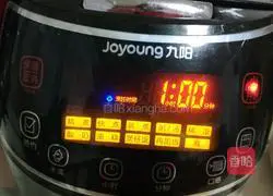 Illustration of how to make oatmeal, snow pear and glutinous rice porridge 4