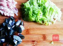 Illustration of how to make preserved egg and lean meat porridge 2