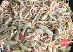 Illustration of how to make braised noodles 7