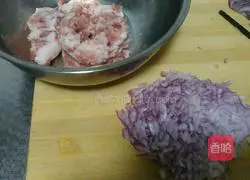 Illustration of how to make pork and egg burgers 1