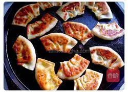 Illustration of how to make pan-fried pot stickers 4