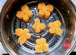 Illustration of how to make butterfly flower rolls 18