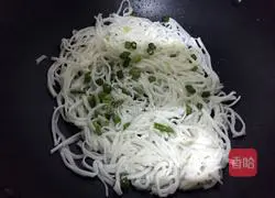 Illustration of how to make wet fried rice noodles 4