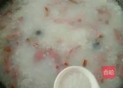 Illustration of how to make red sausage and preserved egg porridge 6