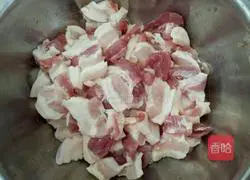 Illustration of how to make clay pot rice with seasonal vegetables and pork belly 3