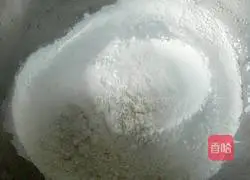 Illustration of how to make pot stickers stuffed with pork and chives 1