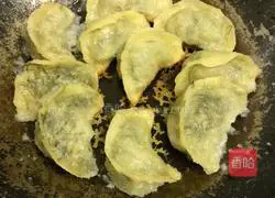 Illustration of how to make frozen dumplings into golden pot stickers 4