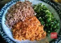 Illustration of how to make carrot and grilled sausage rolls 6