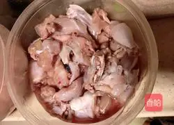 Illustration of how to make pork ribs and frog porridge 1