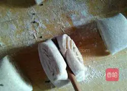 Illustration of how to make sorghum noodle rolls 3