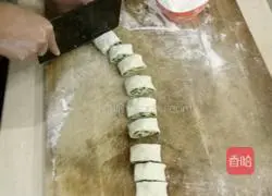 Illustration of how to make scallion rolls 9