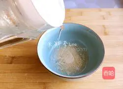  Illustration of how to make sweet bean noodle flower rolls 2