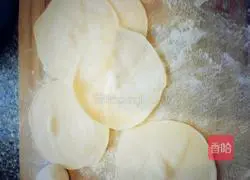 Illustration of how to make ginger, plum and rose rolls 4