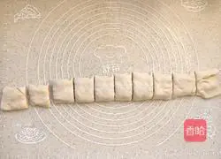 Illustration of how to make onion-flavored flower rolls 11