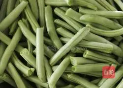 Illustration of how to make braised pork short ribs and beans with noodles 2