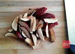 Illustration of how to make red dates and lotus seeds porridge 2