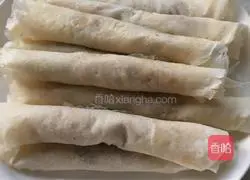 Illustration of how to make spring rolls with onion and shredded pork 13