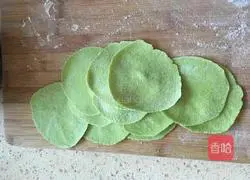 Illustration of how to make green rose rolls 11