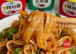 Illustration of how to make fried rice noodles with shredded chicken 11