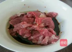 Illustration of how to make lean meat porridge 3