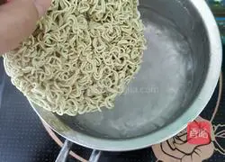 Illustration of how to make instant noodles burger 5