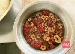 Illustration of how to make red date and corn cake 1