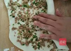 Illustration of how to make beef and chive rolls 6