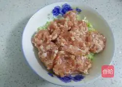 Illustration of how to make meat-filled spring rolls 6