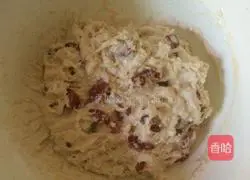Illustration of how to make raisin and wolfberry cake 4