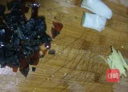 Illustration of how to make preserved egg and lean meat porridge 4