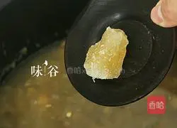 Illustration of how to make mung bean and barley porridge 5