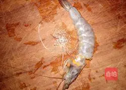 Illustration of how to make shrimp and black rice balls 3