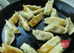 Illustration of how to make celery and meat pot stickers 25