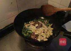 Illustration of how to braise pork ribs and noodles in iron pot 5