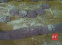 Illustration of how to make purple potato rose rolls 6