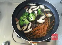 Illustration of how to make sausage claypot rice 3