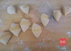 Illustration of how to make rose rolls 4
