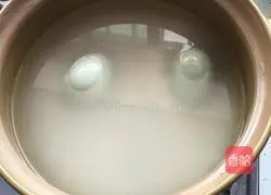 Bacon, sausage, barbecued pork, salted egg Illustration of how to make claypot rice 1