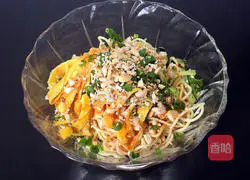 Illustration of how to make cold egg shredded noodles 5