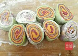Illustration of how to make colorful large flower rolls 6