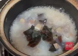 Illustration of how to make grilled sausage and preserved egg porridge 4