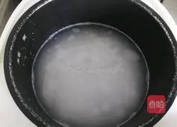 Illustration of how to make mushroom and chicken porridge 3