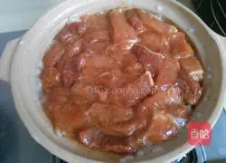 Illustration of how to make carrot and lean meat claypot rice 5