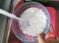 Illustration of how to make peanut rice porridge 2