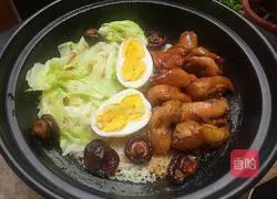 Chicken Whole Legs and Mushrooms in Pot Illustration of how to make rice noodles 20